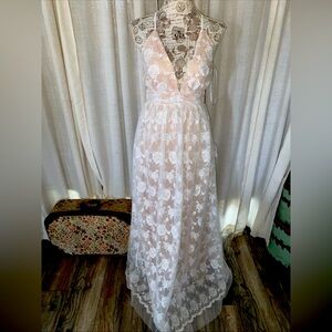 NWT Lulus White Lace Open Back Maxi Dress Deep V Women’s Size XS New Wedding